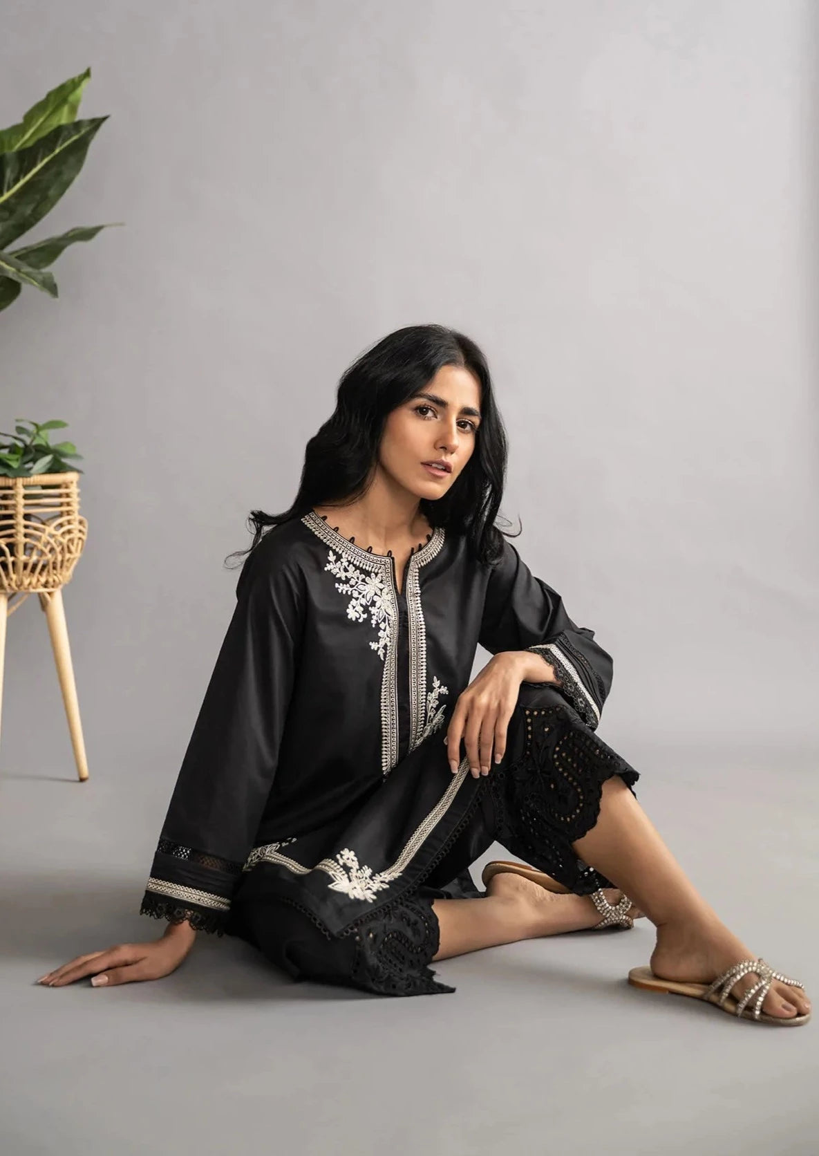 Black - Women's Embroidered Kurta (DC-0422)