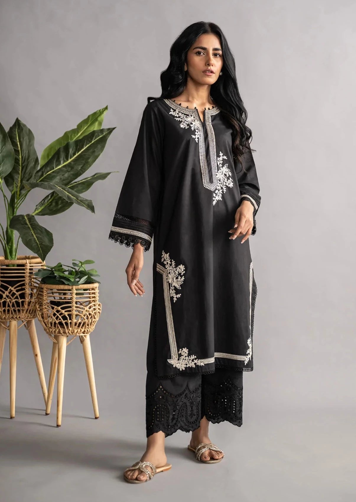 Black - Women's Embroidered Kurta (DC-0422)