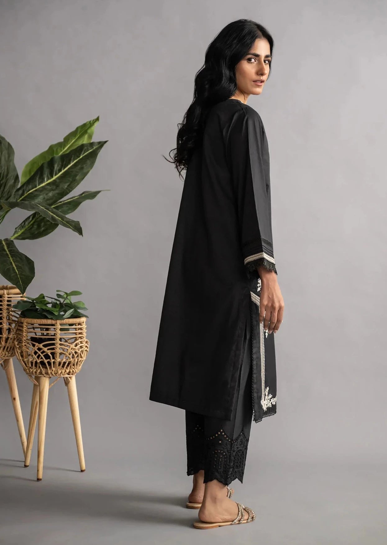 Black - Women's Embroidered Kurta (DC-0422)