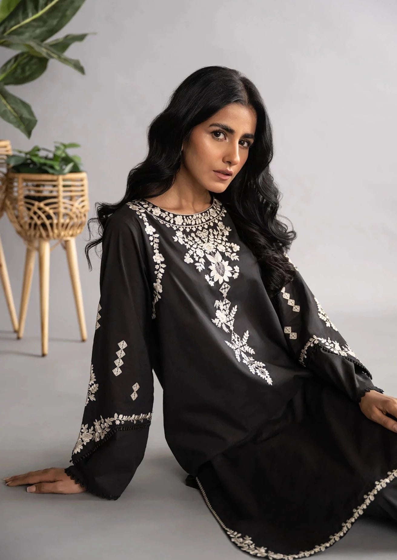 Black - Women's Embroidered Kurta (DC-0423)