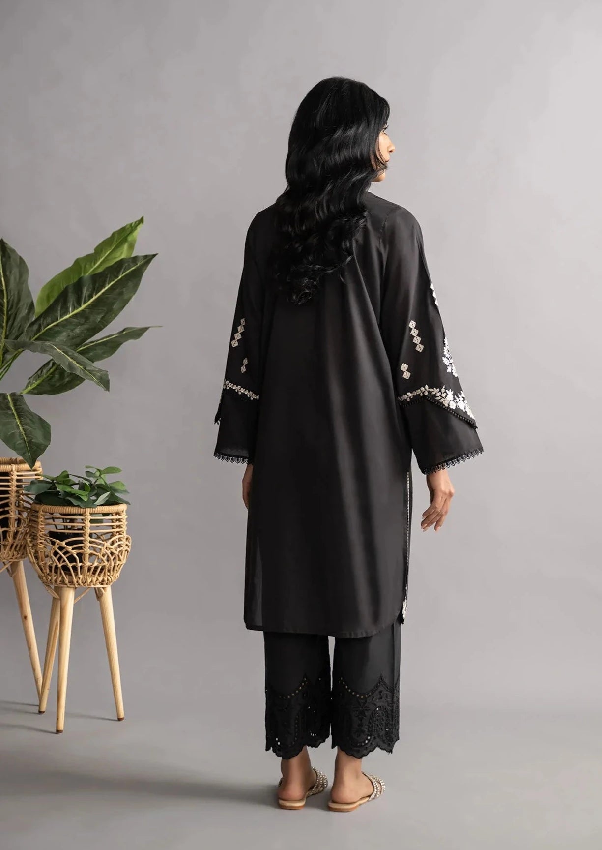 Black - Women's Embroidered Kurta (DC-0423)