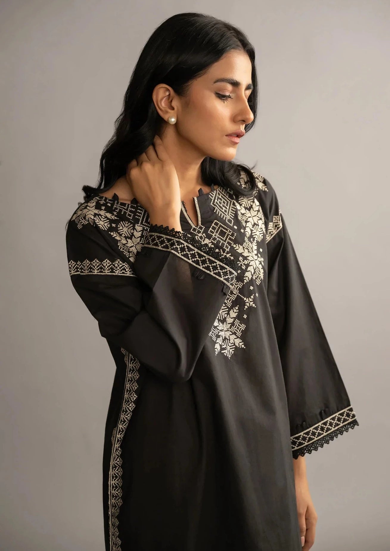 Black - Women's Embroidered Kurta (DC-0426)