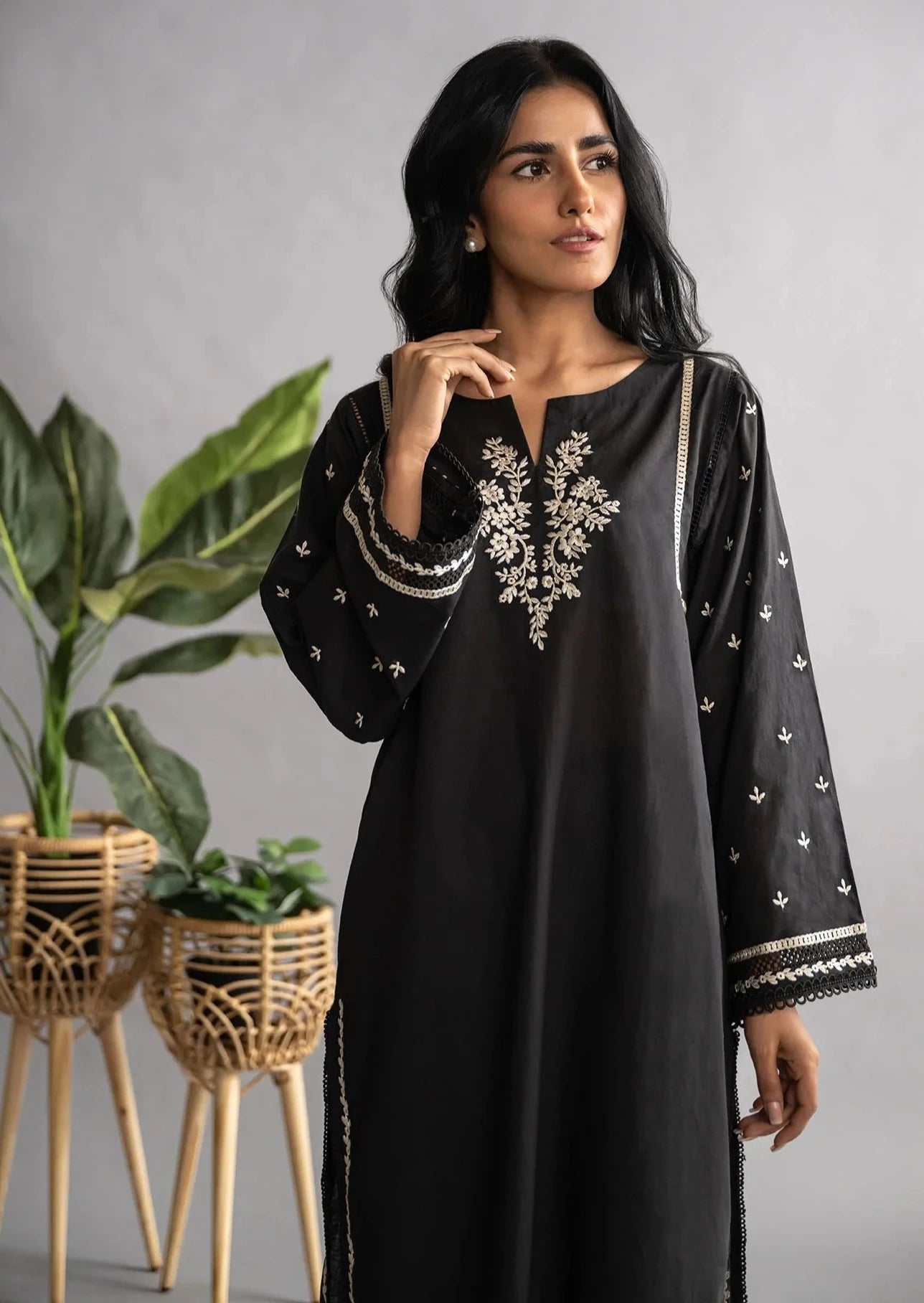 Black - Women's Embroidered Kurta (DC-0427)