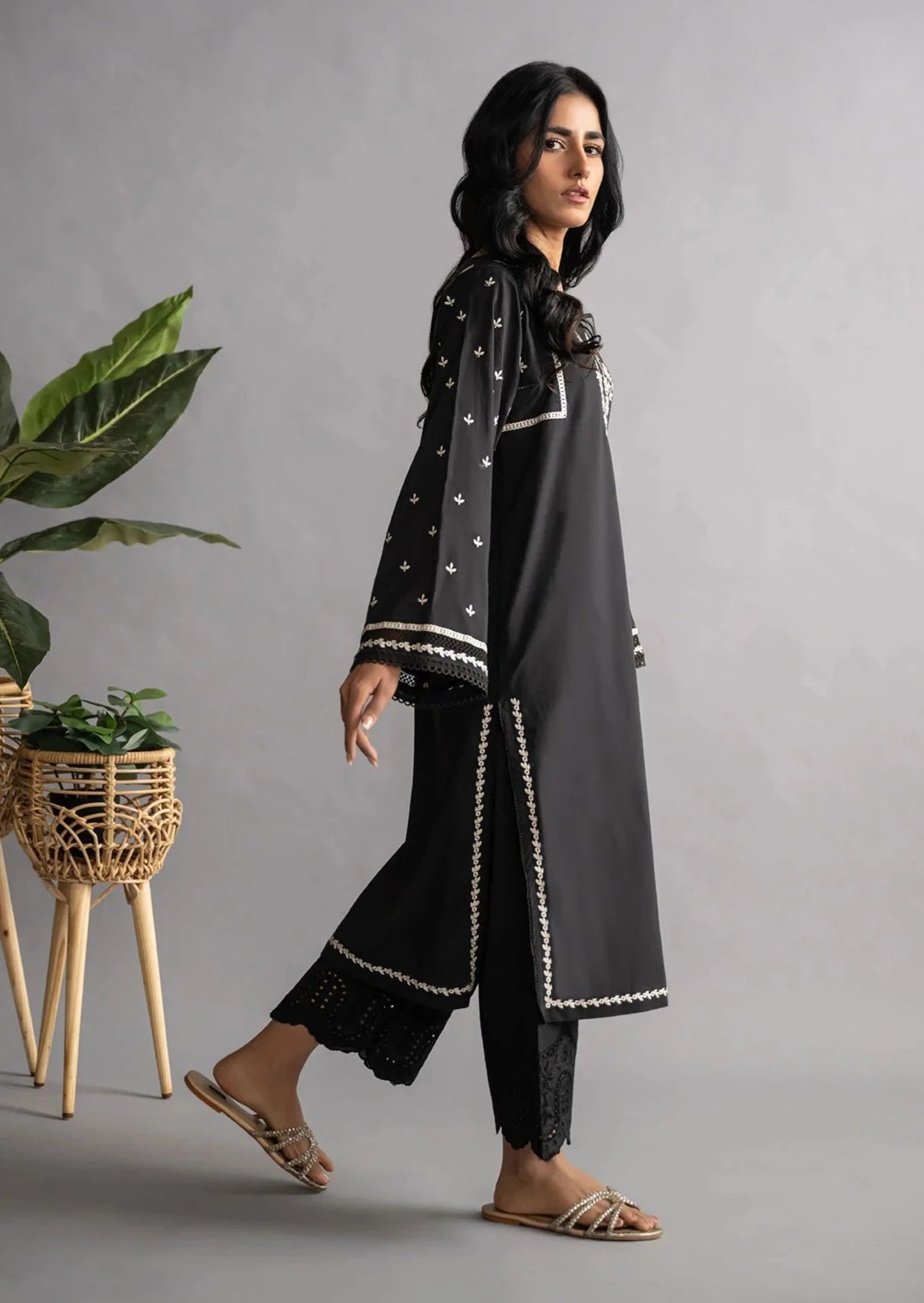 Black - Women's Embroidered Kurta (DC-0427)